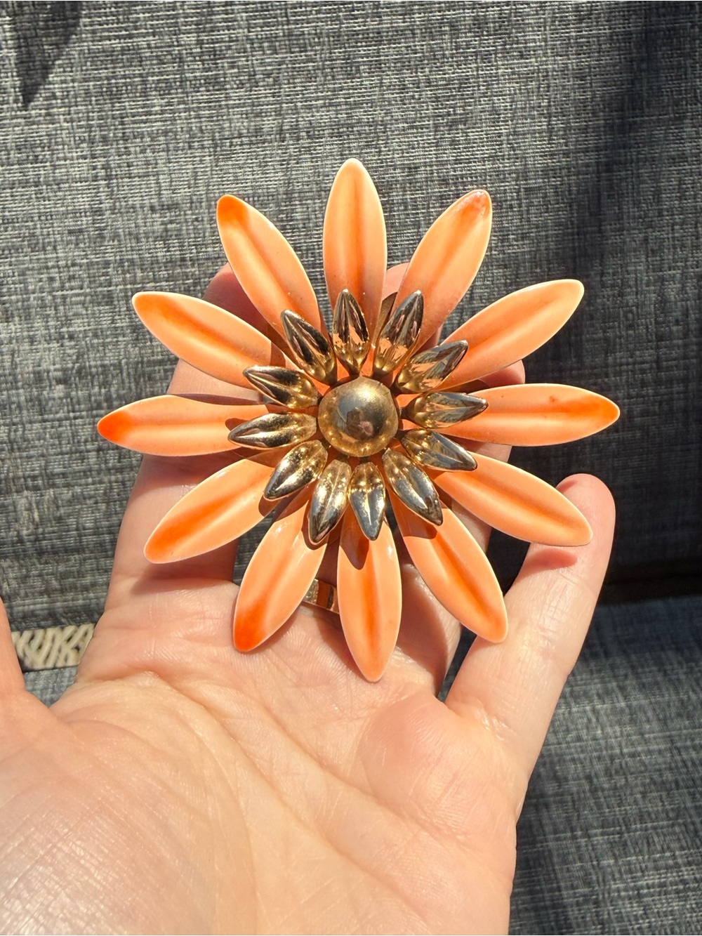 Set of 2 Sarah Coventry Large Flower Brooches - Picture 4 of 8